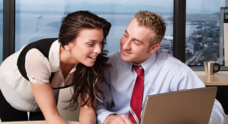 Флирт в офисе: что делать, чтобы коллега не восприняла вежливость как домогательство